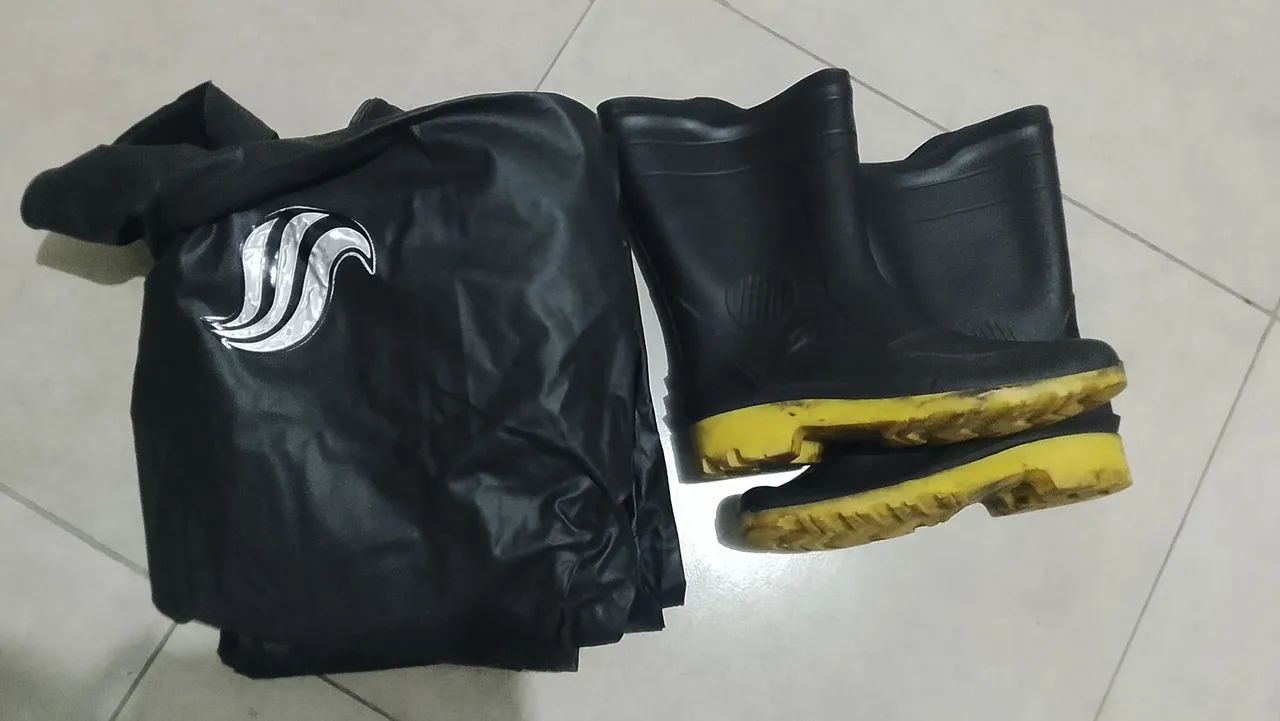 capa chuva alba com bota e calça 