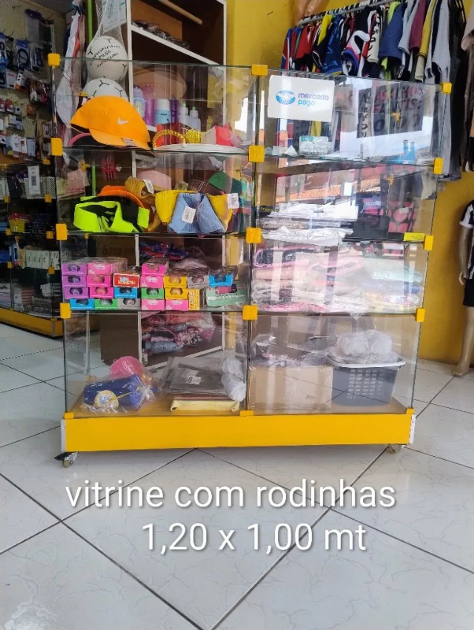 Vitrine expositor com base em madeira com rodinhas 