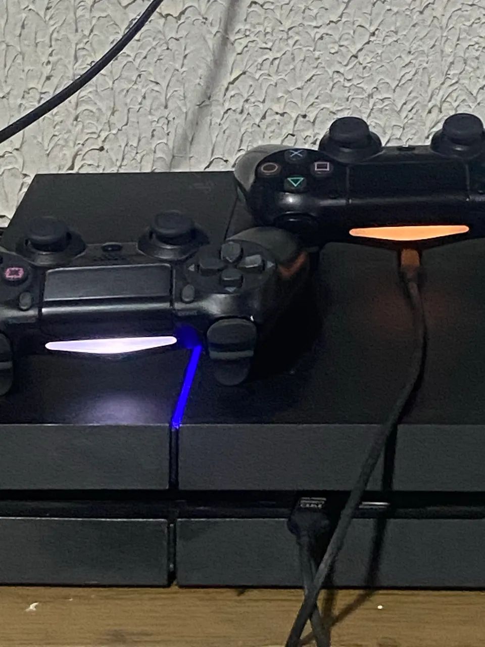 Vendo ps4 fat sem defeito e 2 controles um original e uns jogos - Foto 2