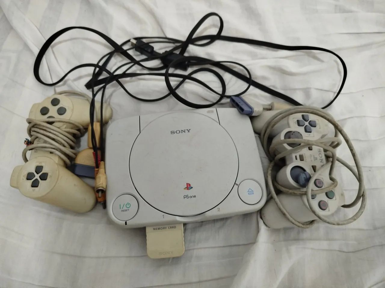 Vendo PlayStation1 com memory card, dois controles, cabos bons funcionando 