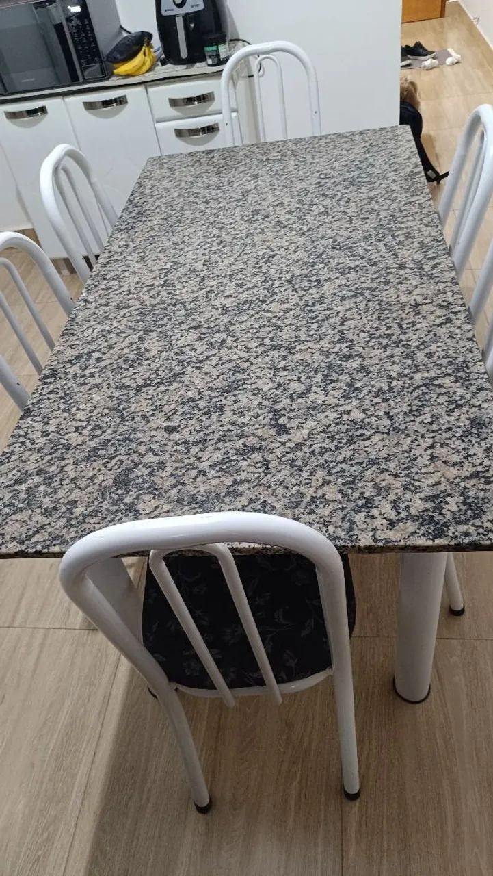 Vendo mesa 6 cadeiras 