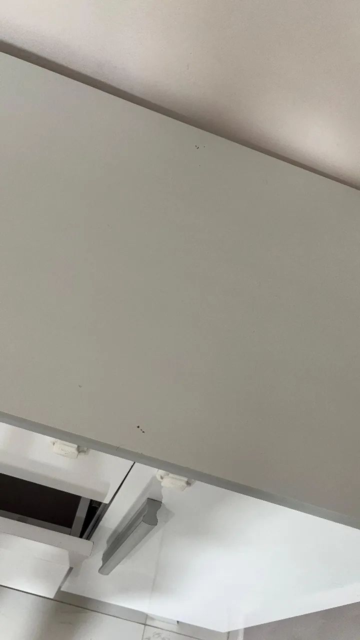 Cômoda Retrô Branca e Cinza 4 gavetas e 1 cabideiro para bebês - Foto 2