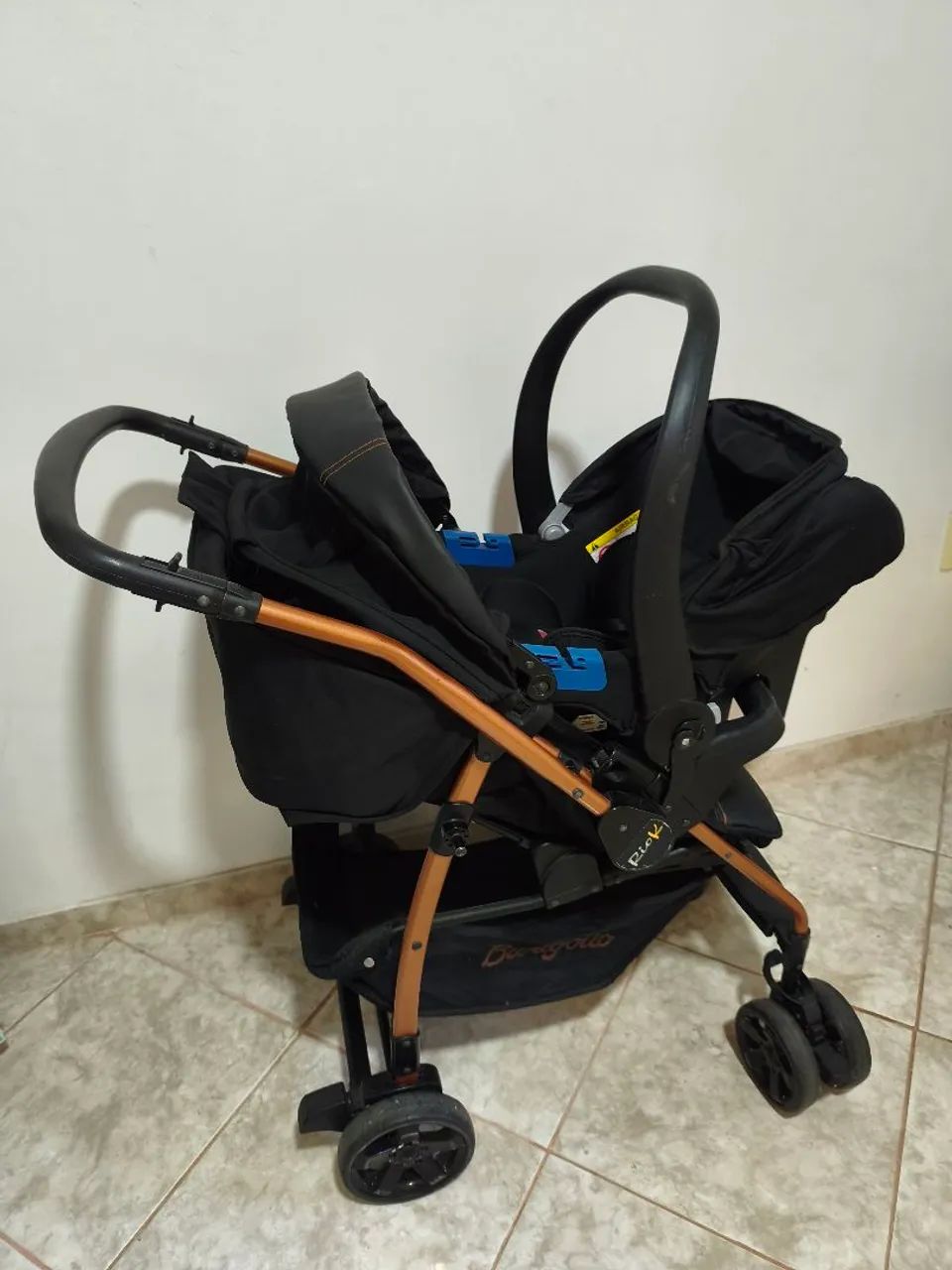 Carrinho de bebê + bebê conforto Burigotto 