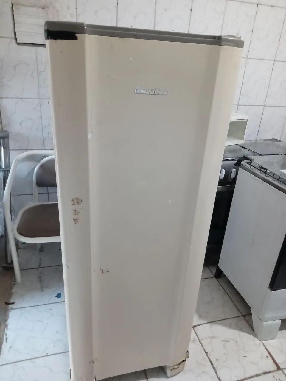 VENDO UMA GELADEIRA ESMALTECK USADA MAIS GELANDO BEM