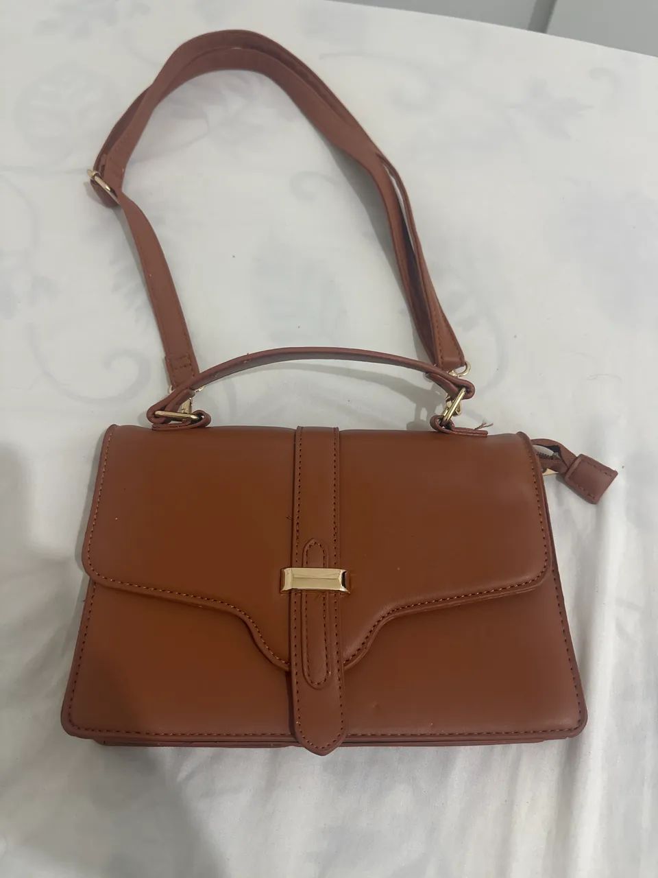 Bolsa tiracolo marrom com dourado