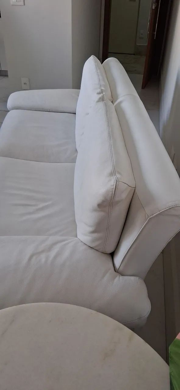 SOFÁ DA EBE CAMARGO DE COURO LEGÍTIMO BRANCO - Foto 2