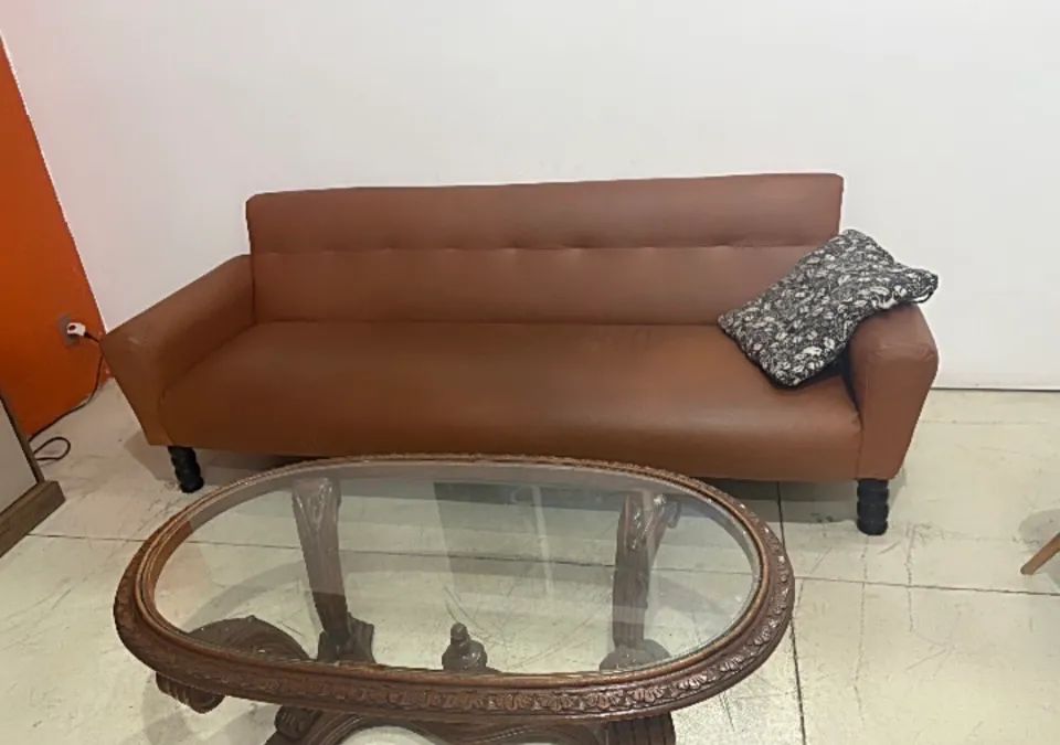 Vendo sofá e mesinha de centro 