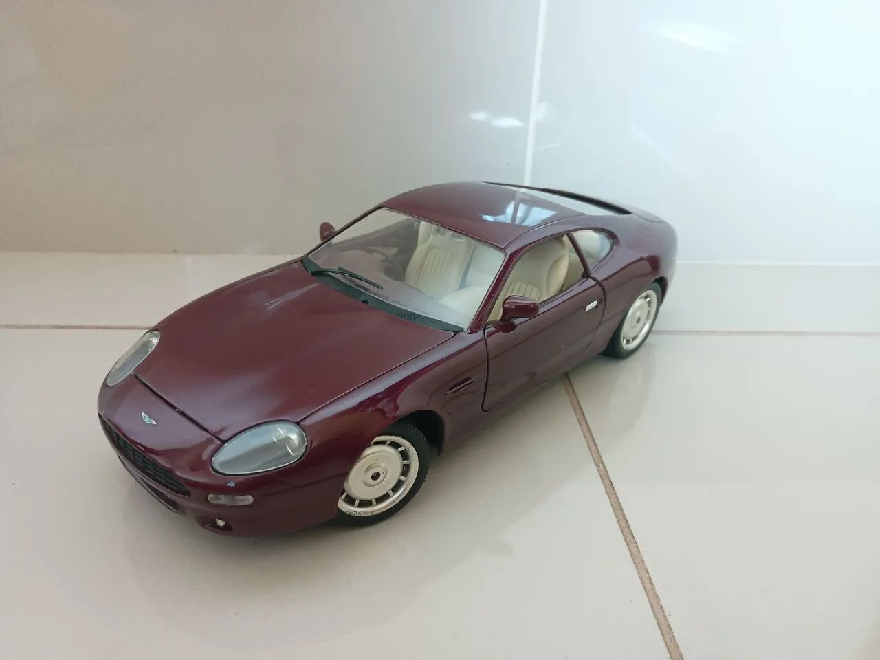 Miniatura aston martin db7 1:18 guiloy