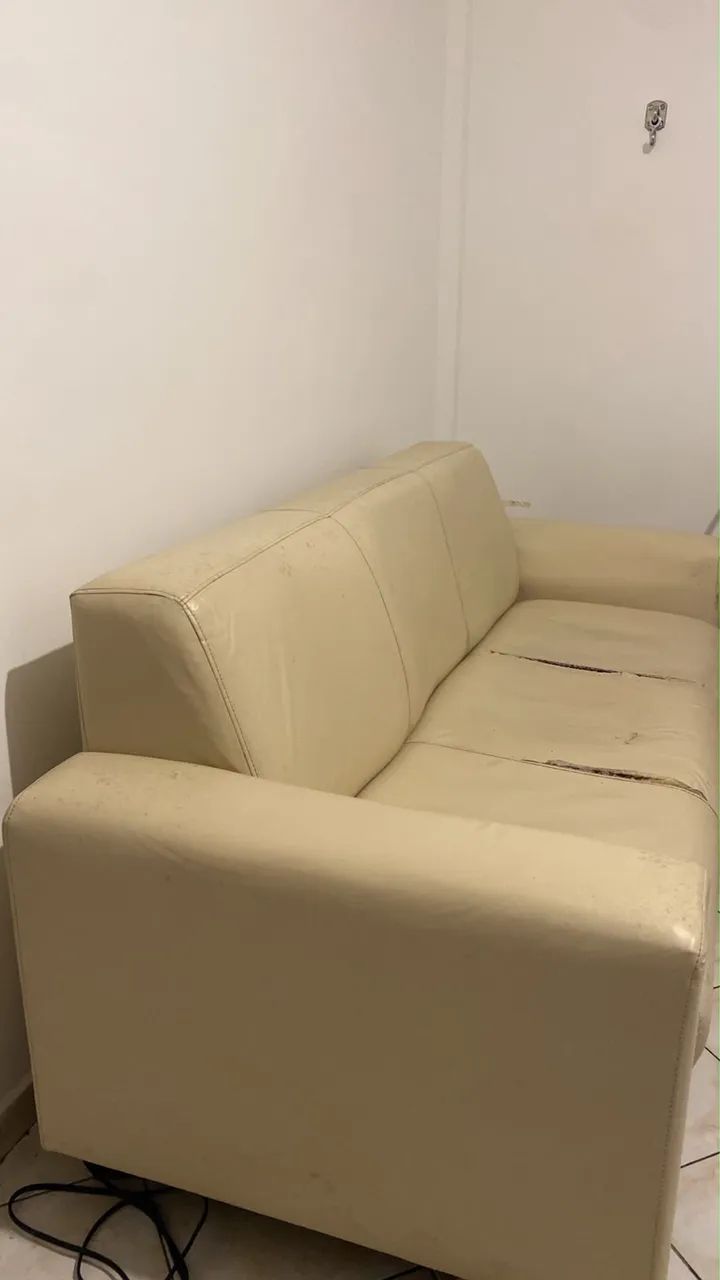 Sofá courino bege 3 lugares 