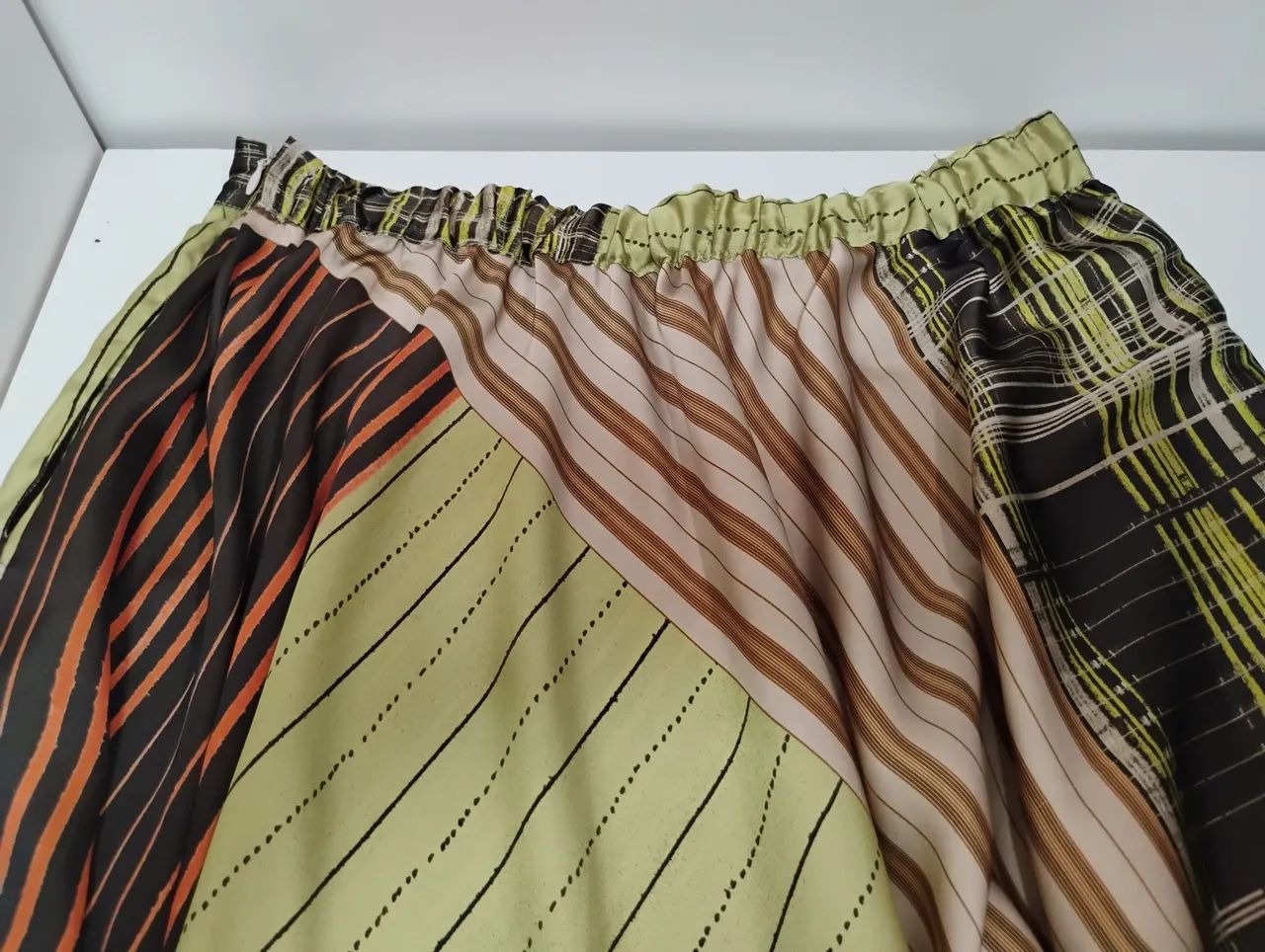 Saia Midi Zara Cetim Patchwork com Bolsos Tam L - Foto 3