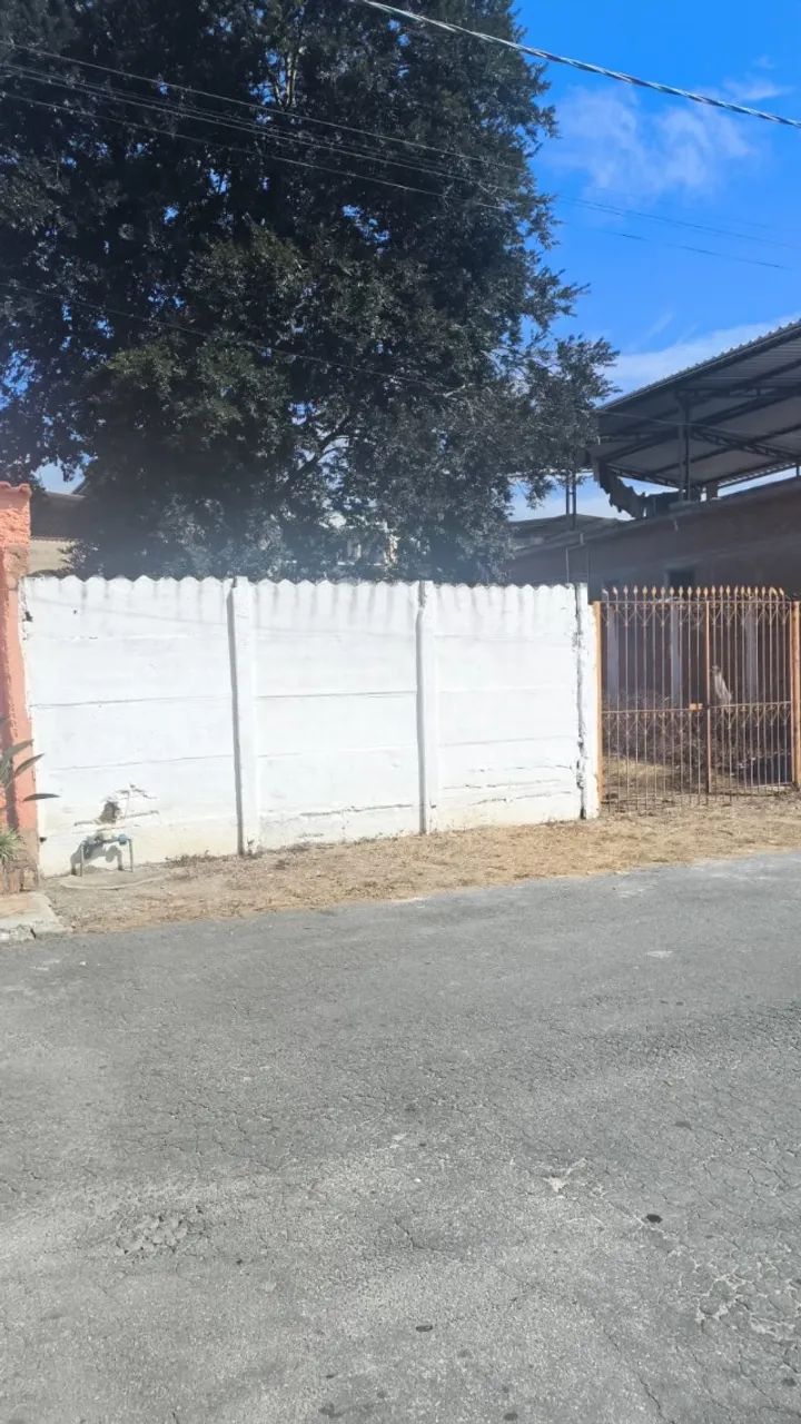 Lote de 300 m2 com pequena casa