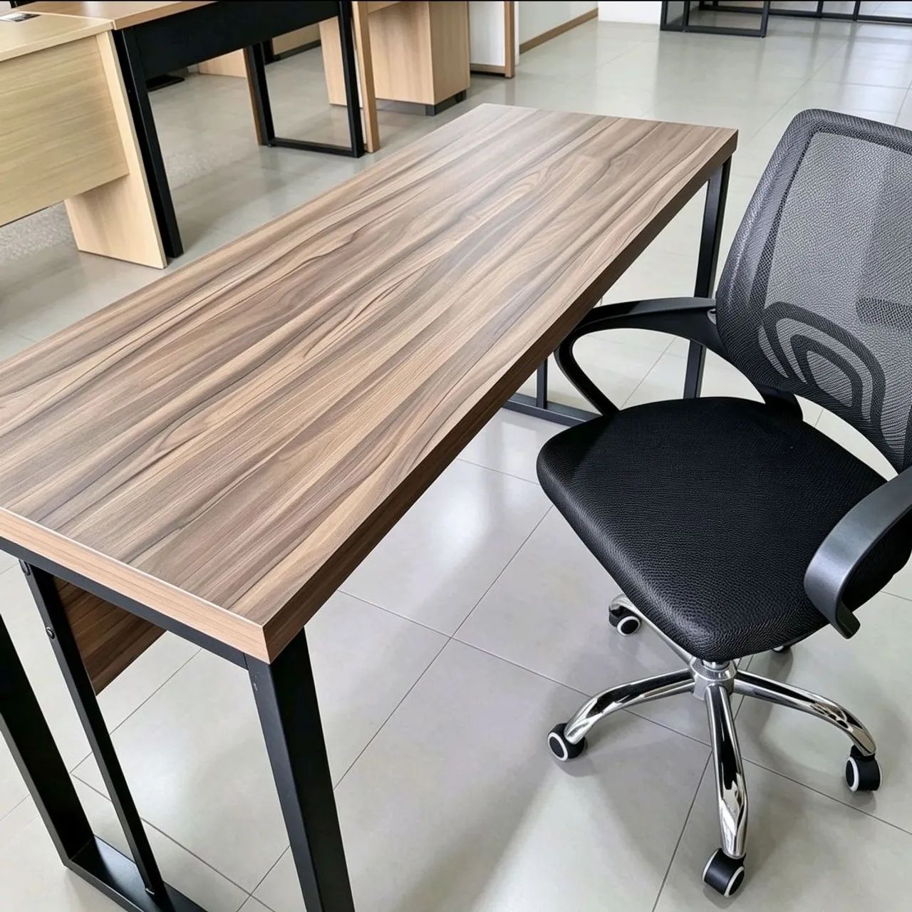 Mesa de escritório 150x60cm com cadeira giratória  - Foto 2