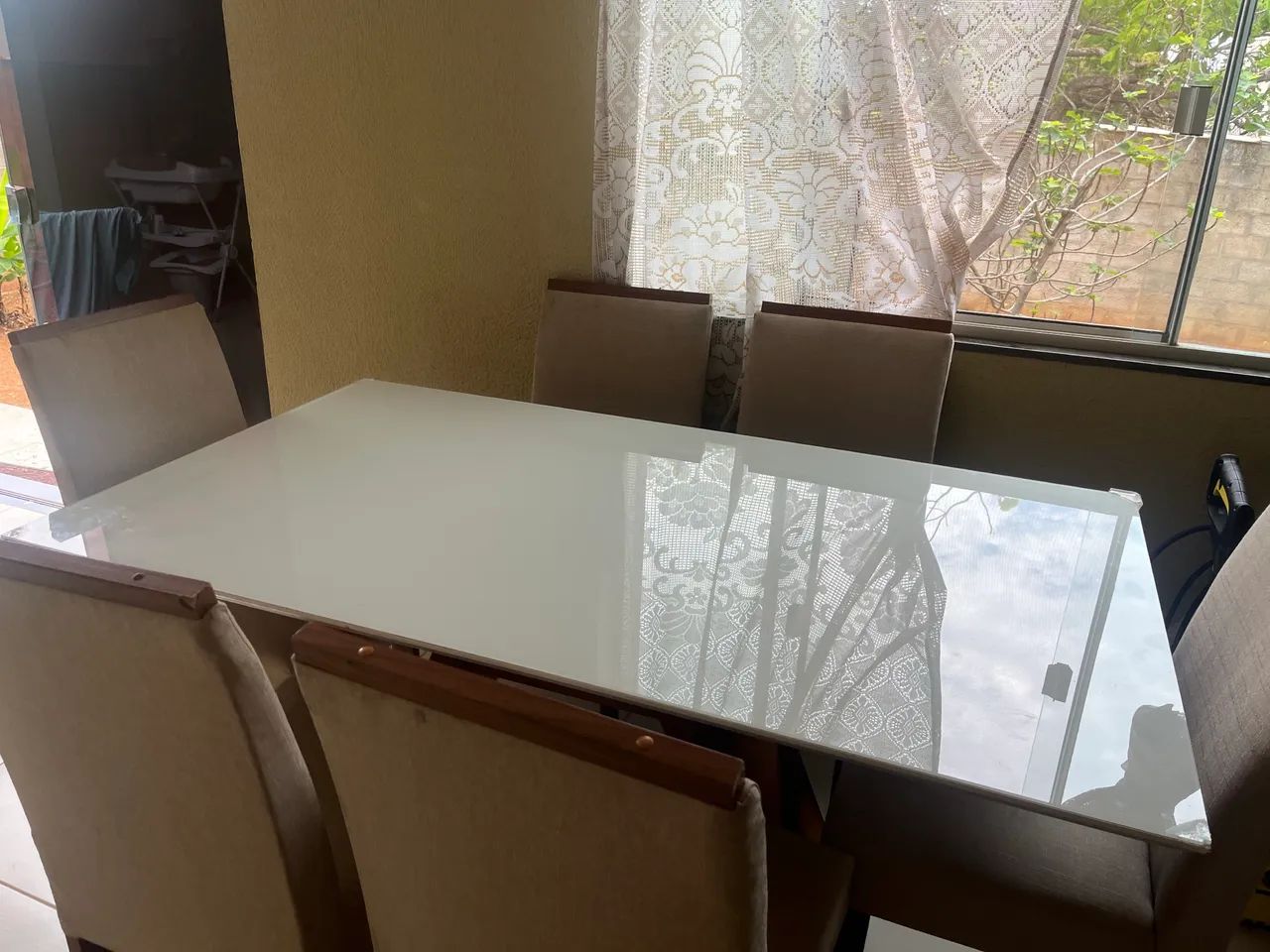 Mesa com tampo de vidro com 6 cadeiras em MDF - Foto 2