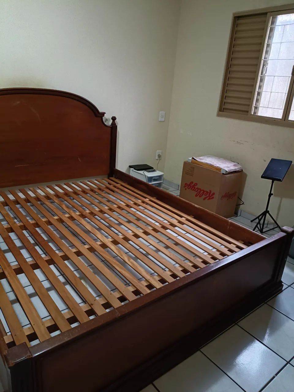 Excelente Cama Queen - madeira maciça  - Foto 3