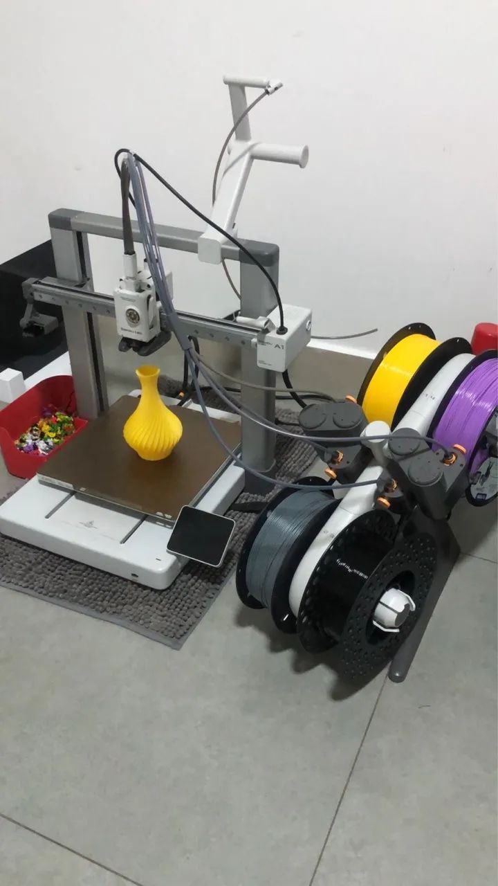 Bambu lab A1 com AMS e 10 filamentos.