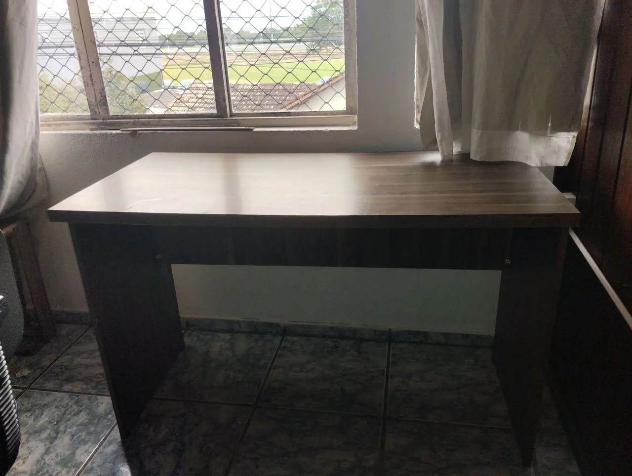 Mesa MDF grande e cadeira de escritório em bom estado 