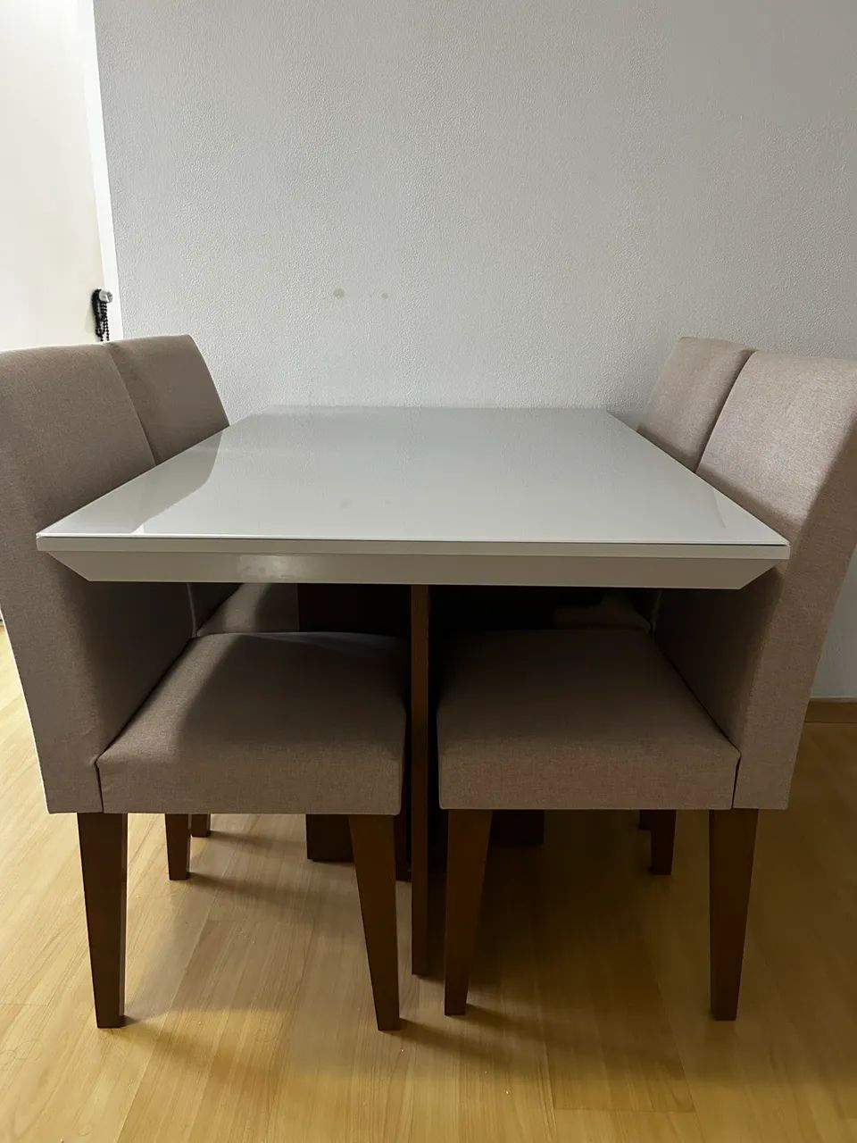 Mesa de jantar 4 lugares com as cadeiras tecido linho   - Foto 4