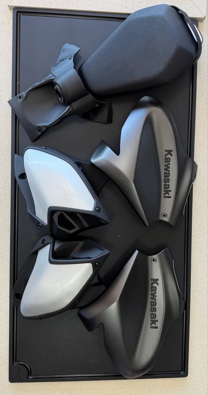 Peças originais Kawasaki Z900 2026 novas - banco garupa e