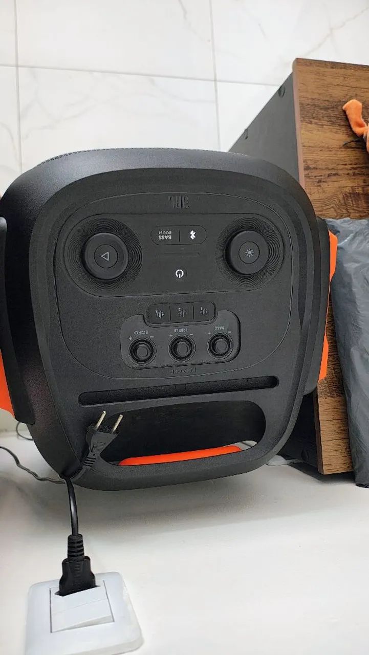 Caixa de som JBL 710