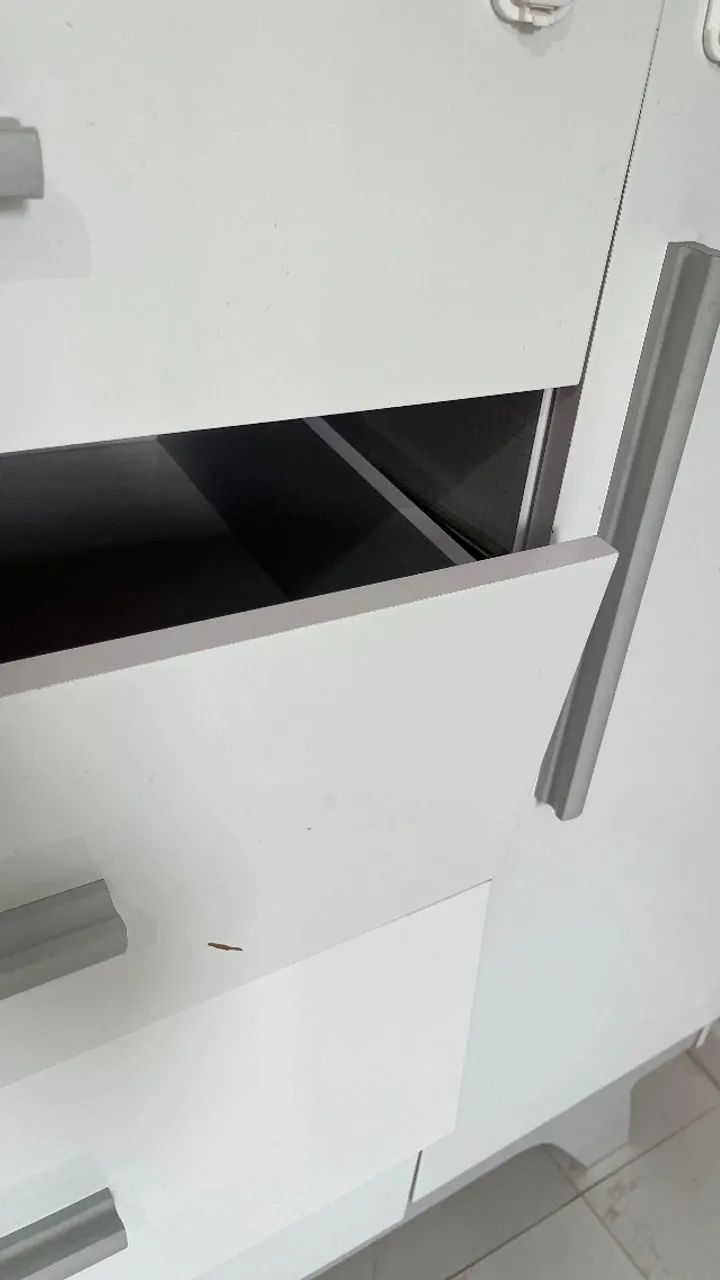 Cômoda Retrô Branca e Cinza 4 gavetas e 1 cabideiro para bebês - Foto 3
