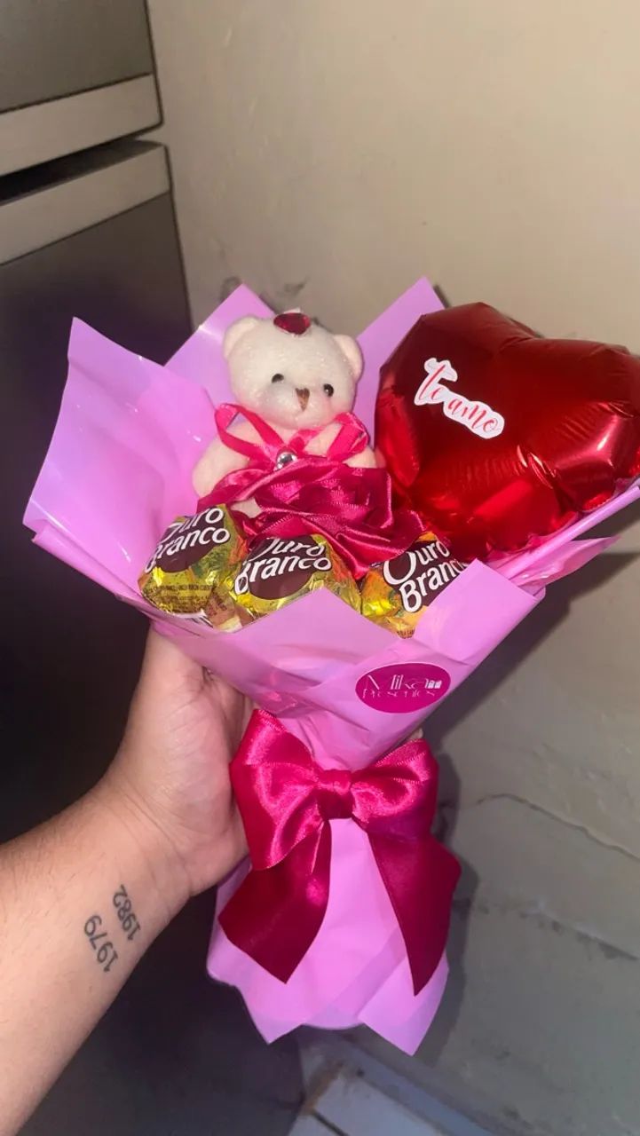 Buquê rosa eterna com chocolates e balão te amo