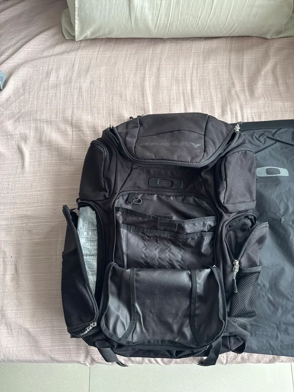 Mochila oakley preta resistente com diversos espaços e bolsos - Foto 5