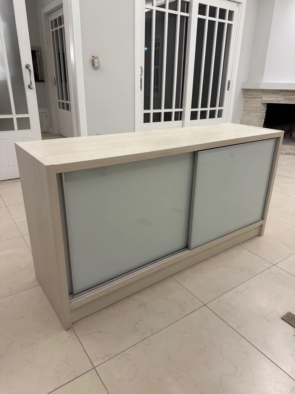 Móvel Estante com portas de vidro