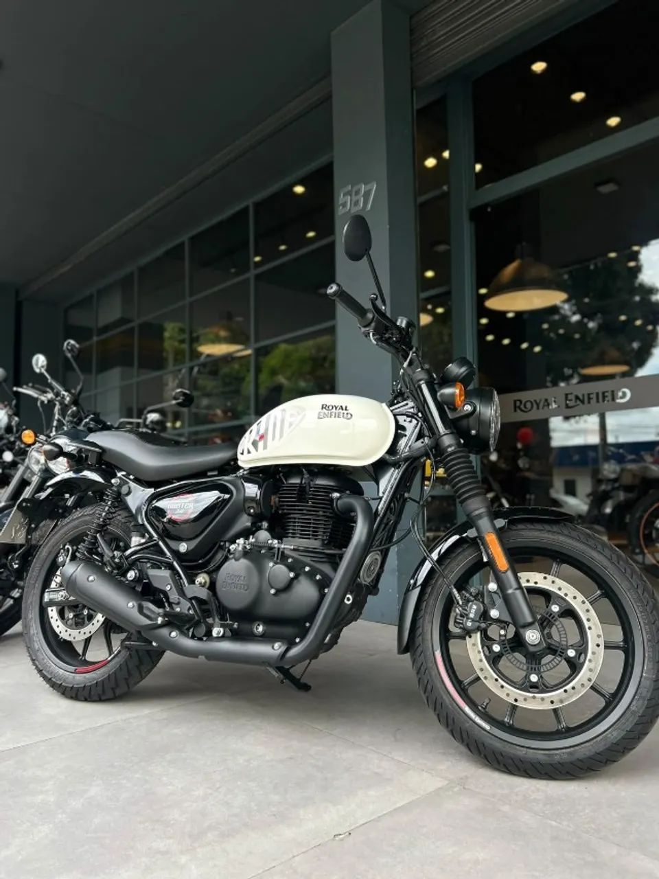 ROYAL ENFIELD HUNTER 350 DAPPER WHITE