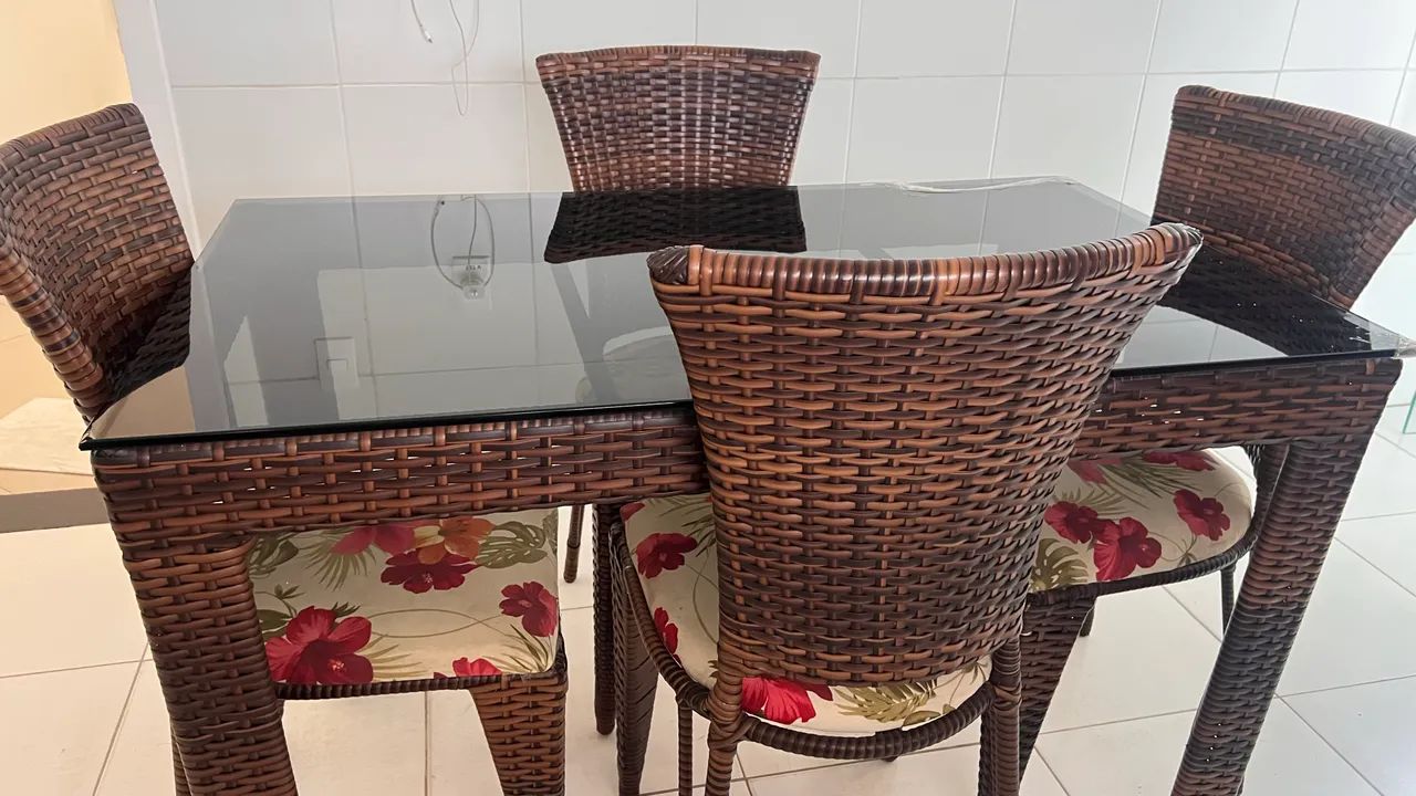 Mesa com 4 cadeiras vime 