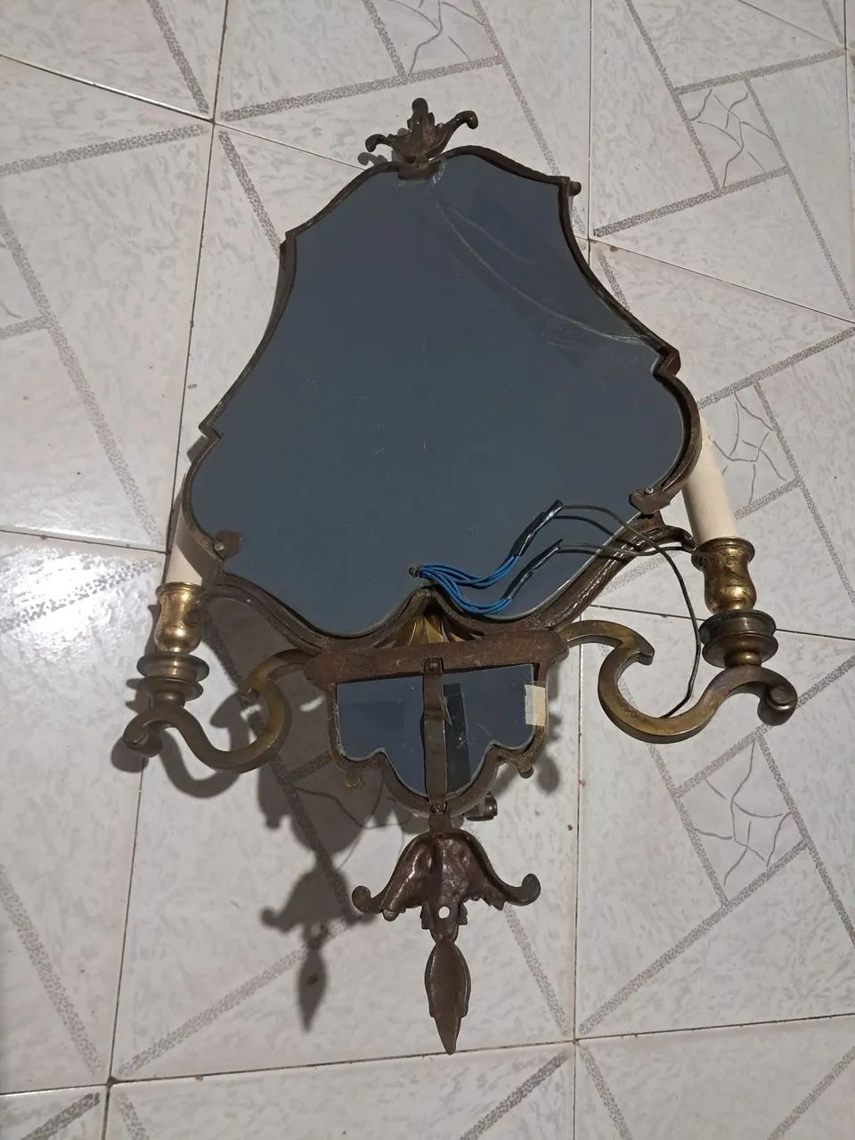 Aplique de parede com espelho de 3 lâmpadas em bom estado.  - Foto 4