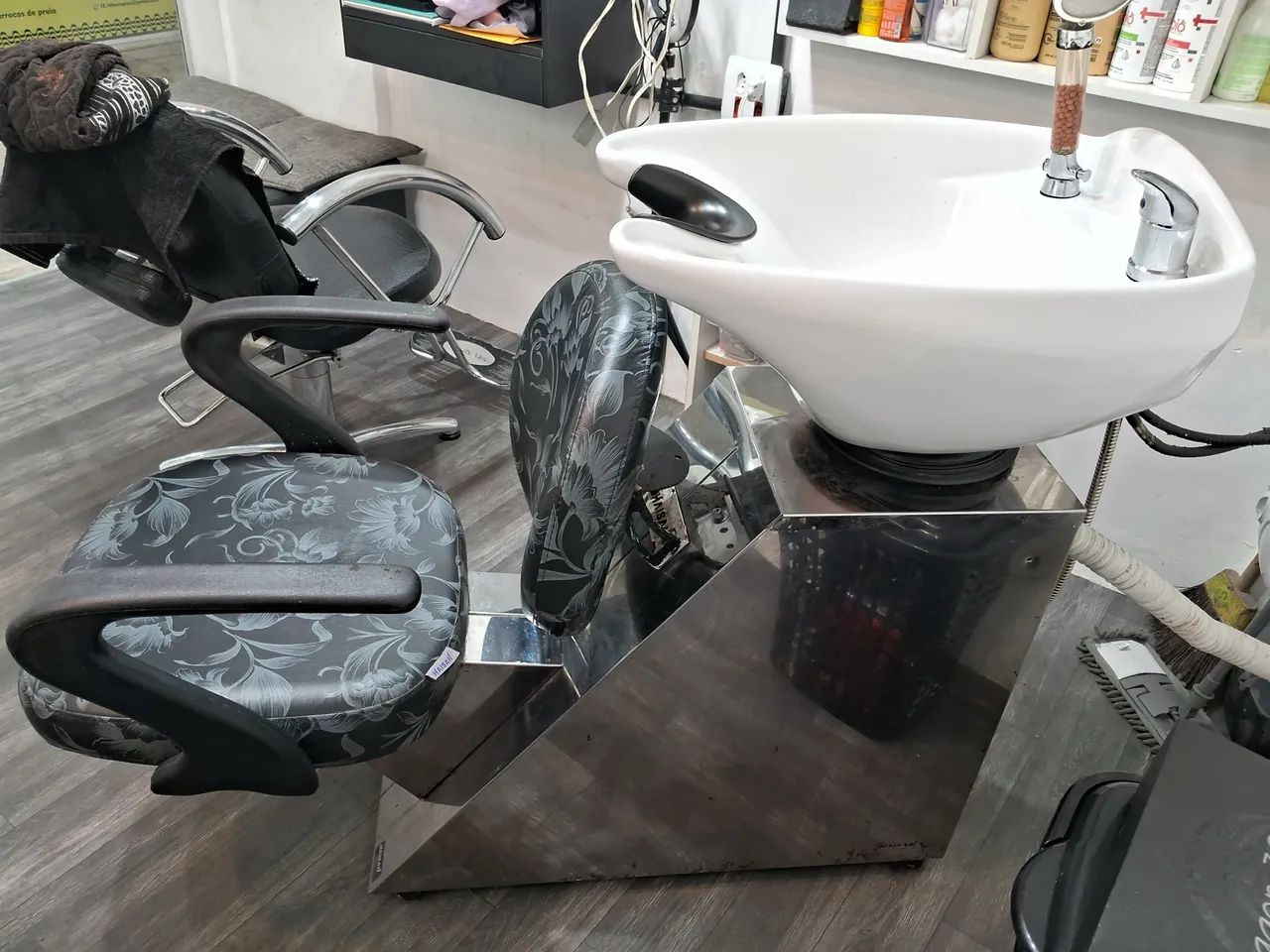 Vendo lavatório e cadeira para salão de beleza 