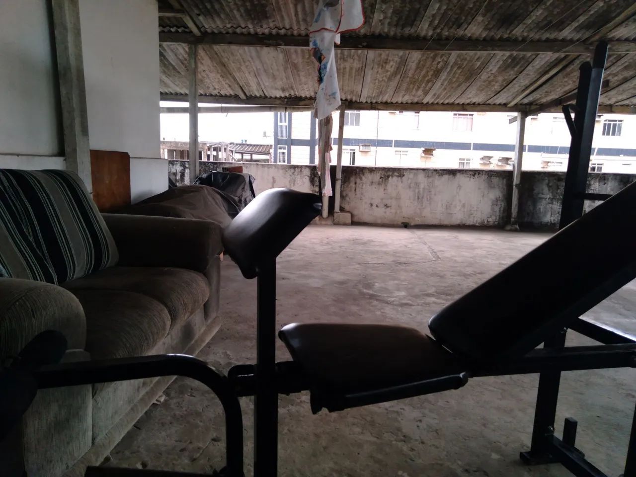 Mesa de suíno reto/inclinado, com cadeira extensor,/flexora + pesos, halteres e presilhas - Foto 3