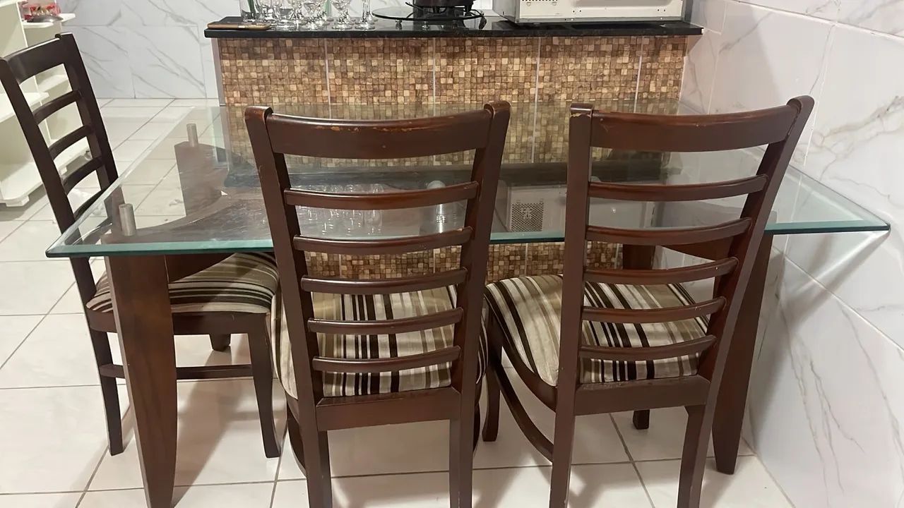 Vendo mesa de jantar com 3 cadeiras 64994315049730123