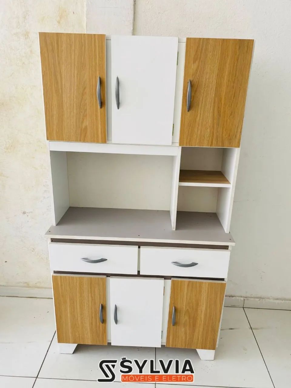 Armários de cozinha modernos e espaçosos