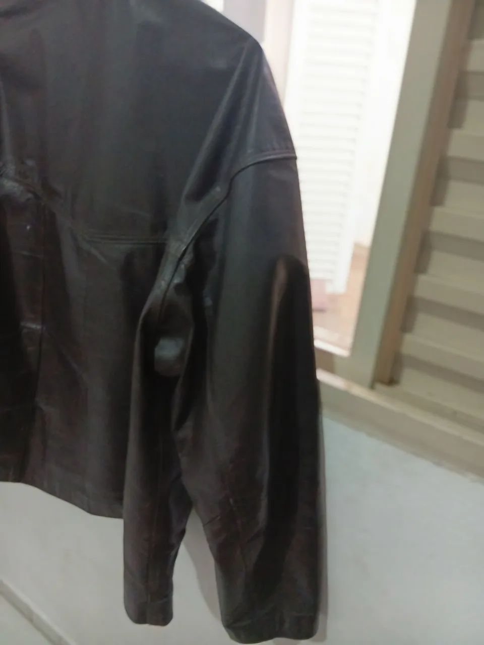 Blusa de couro legítimo cor marron,serve tamanho G e M - Foto 4