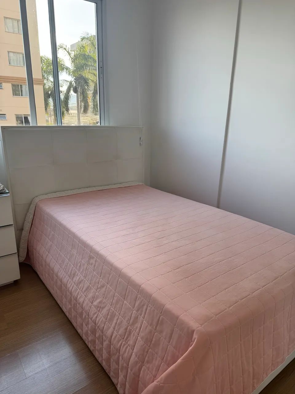 Cama em madeira com cabeceira de couro - Foto 2