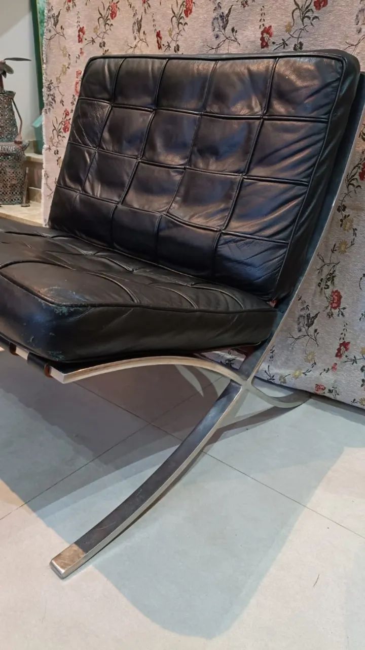 Poltrona Barcelona em couro e estrutura em aço inox