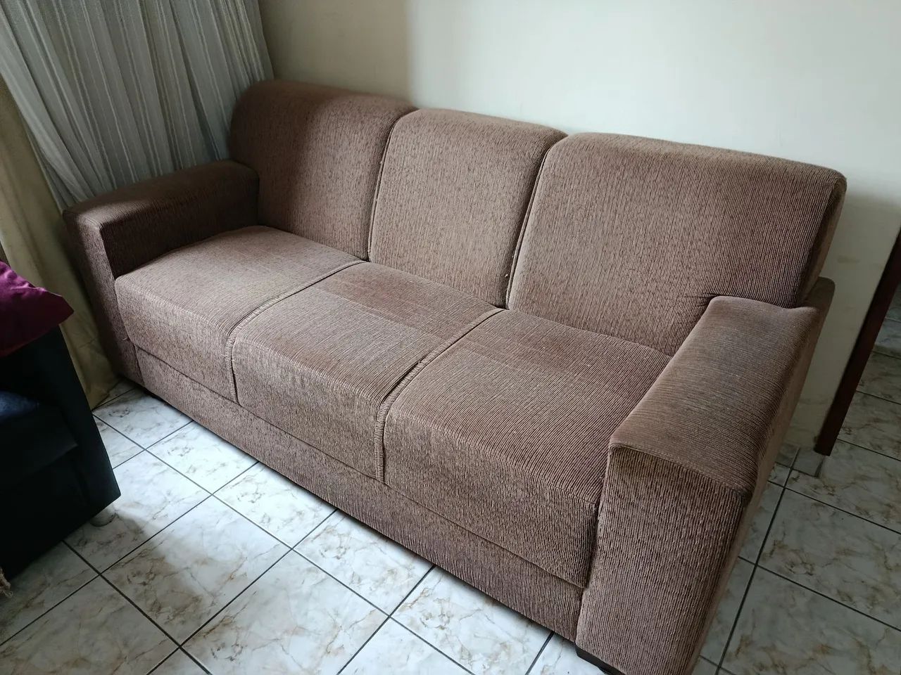 Sofá em tecido aveludado 3 lugares.