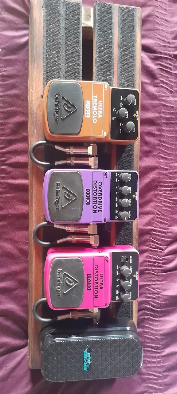 Pedalboard com 4 pedais e uma fonte 9 volt