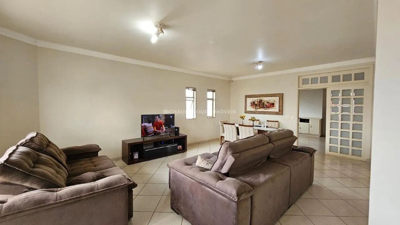 Prédio comercial com três salas e um apartamento residencial - Foto 2