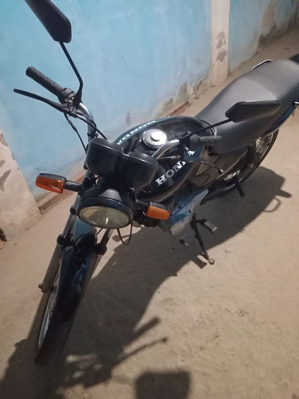 CG 125, recém pintada 