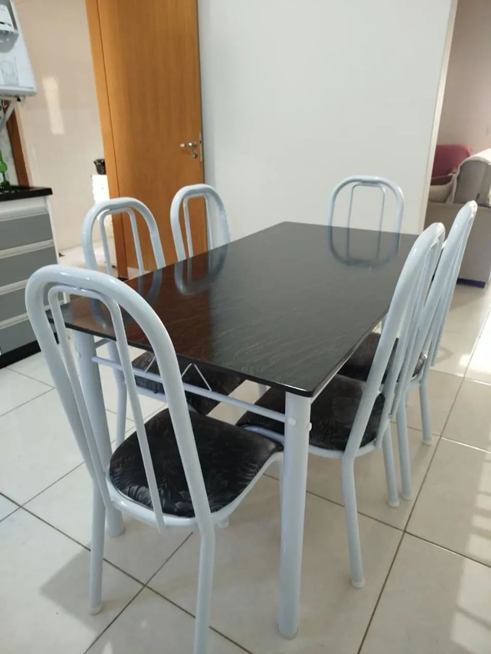 Mesa com seis cadeiras 