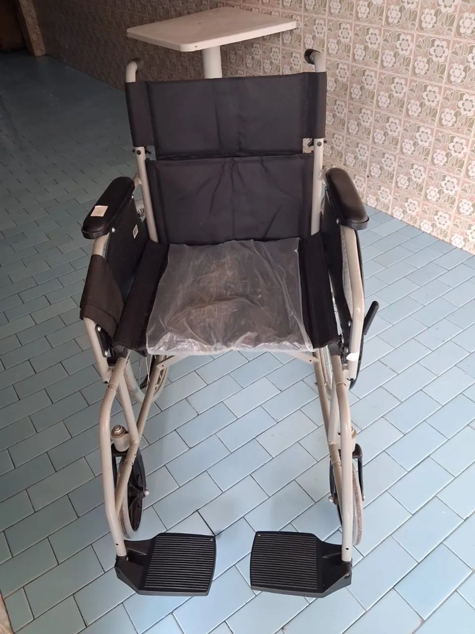 Vendo Cadeira de rodas nova 