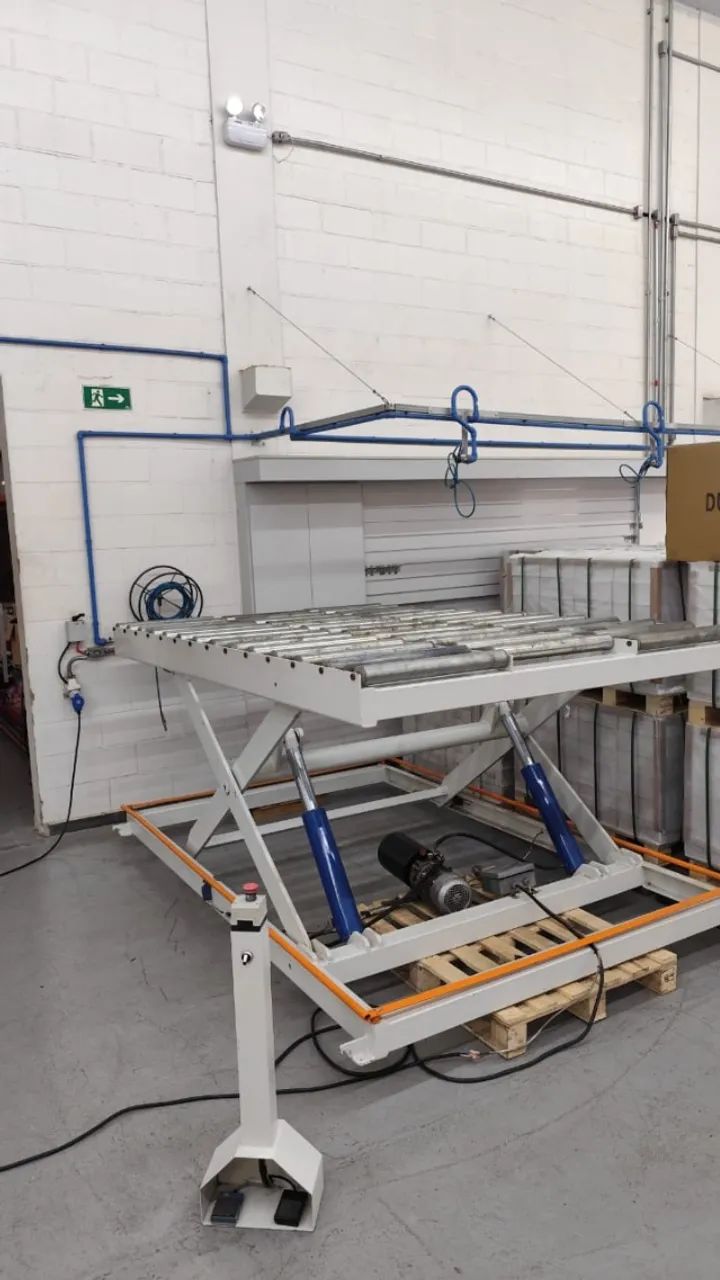 Mesa elevadora de carga 2 toneladas semi nova