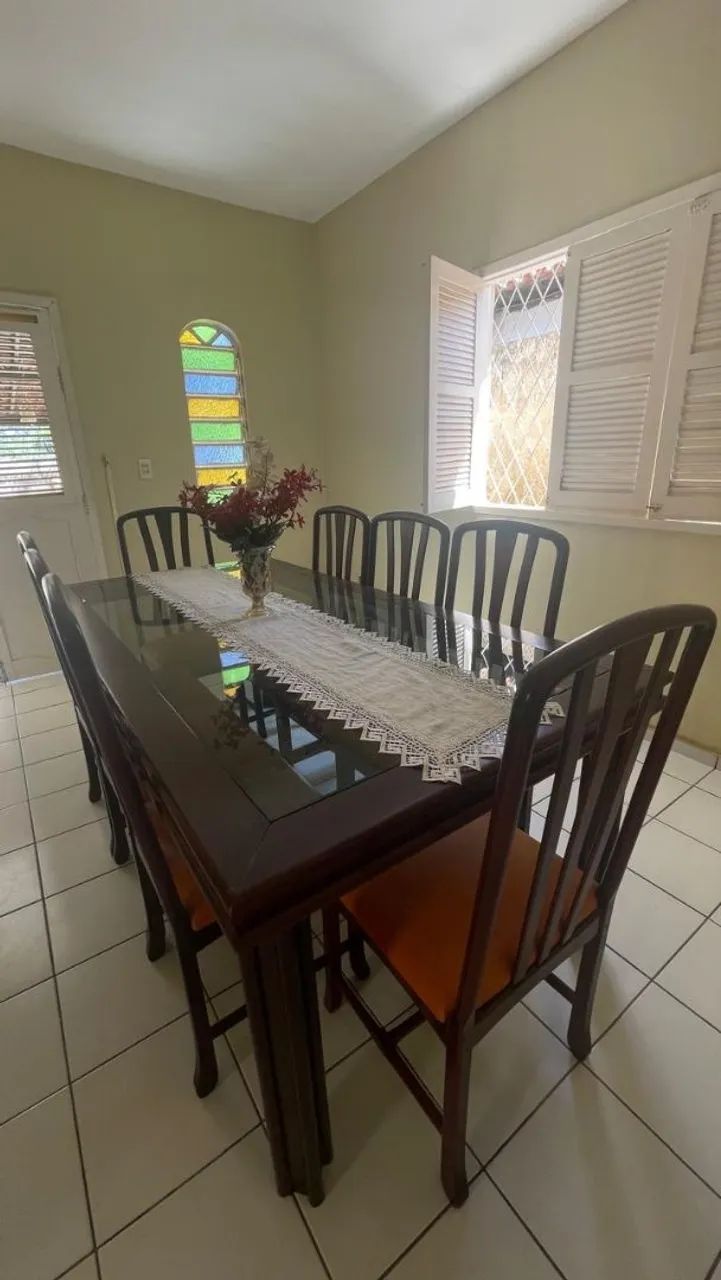 Vendo mesa de madeira com vidro 