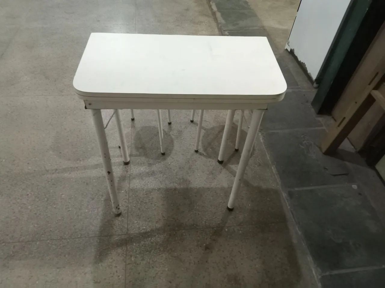 Mesa com 2 banquinhos - Foto 2