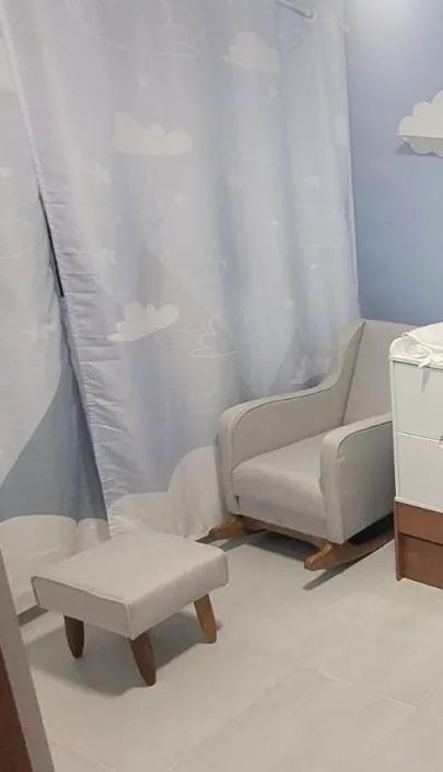 Poltrona de amamentação com puff 