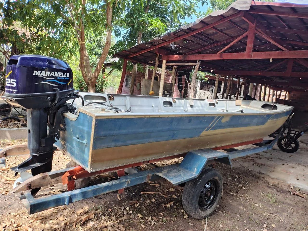 Lancha com motor 25hp Maranello 