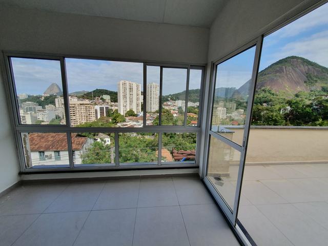 Duplex reformado na Rua Alice, Laranjeiras