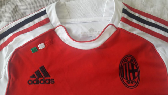 Camiseta de futebol Milan Fly Emirates seminova - Foto 2